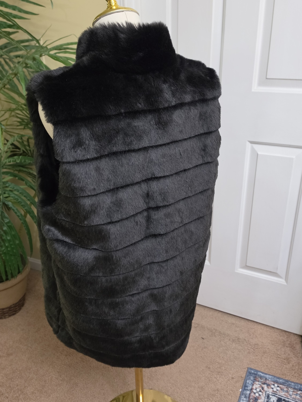 Talbots Faux Fur Vest in Black Size Medium Like New - Picture 3 of 10